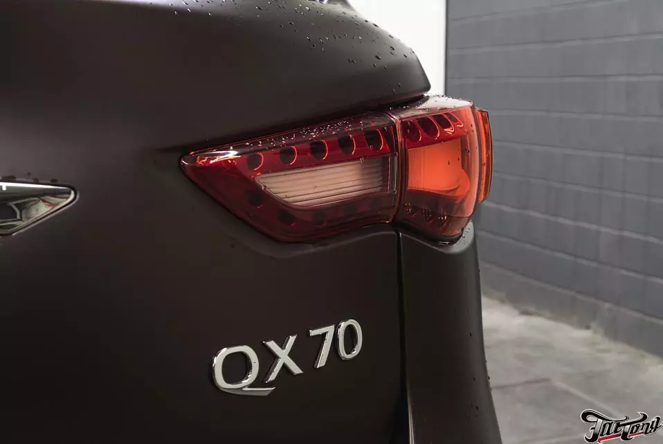 Infiniti QX70. Установка светодиодов и динамического поворотника в задние фонари.